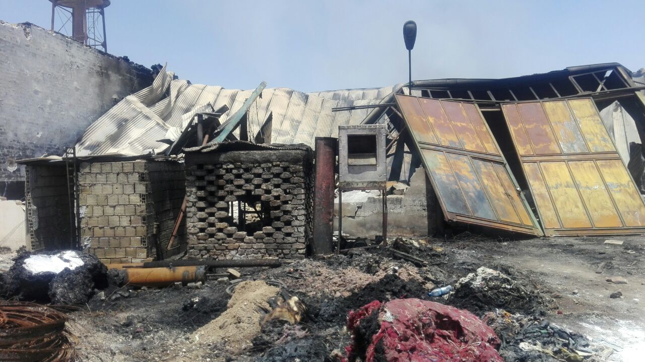 مهار آتش سوزی مهیب در یک کارخانه حلاجی  الیاف  در کاشان
