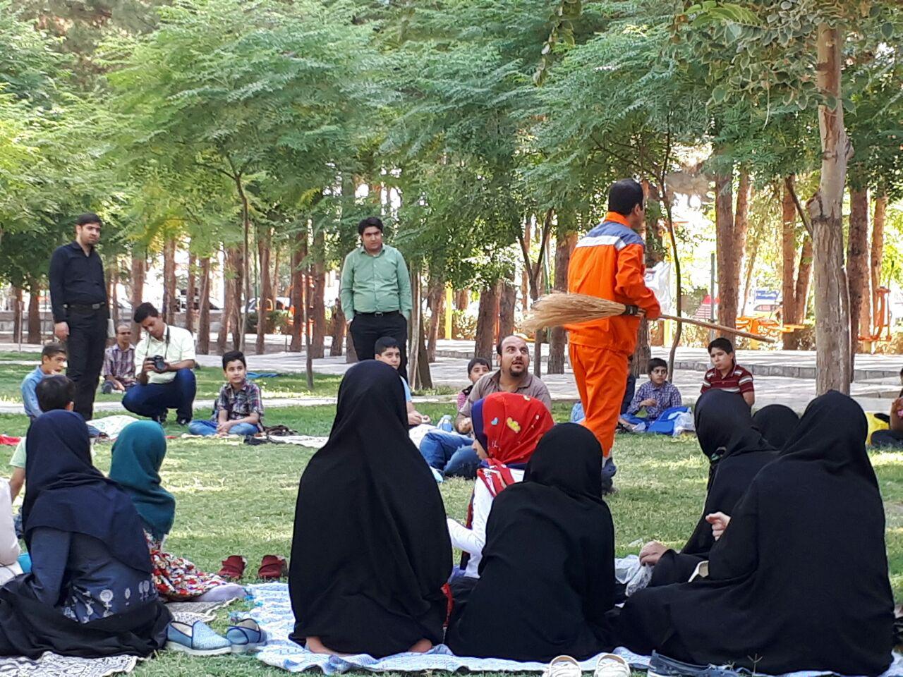 پارک آیت الله مدنی میزبان یک نمایش خیابانی شد / نمایش خیابانی با موضوع اخلاق شهروندی در پارک آیت الله مدنی(ره) اجرا شد